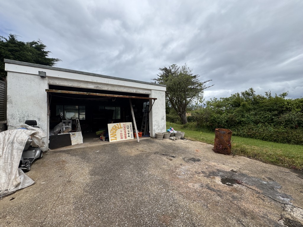 Lot: 141 - DETACHED BUNGALOW FOR IMPROVEMENT AND REPAIR - Garage